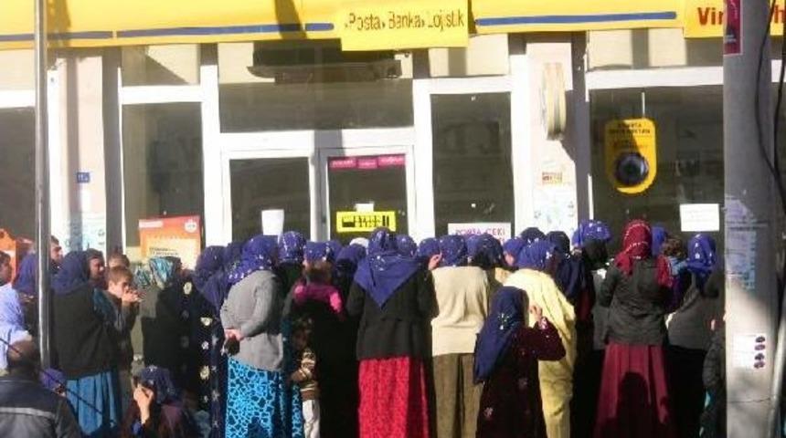 Eğitim yardımı almak i&ccedil;in beklediler