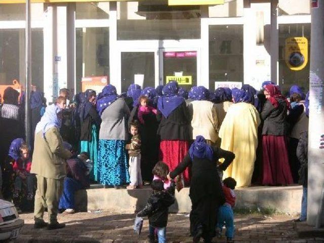 Eğitim yardımı almak için beklediler 1