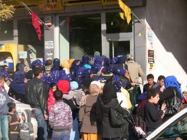 Eğitim yardımı almak için beklediler 2