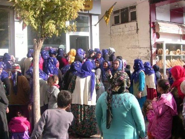 Eğitim yardımı almak için beklediler 3