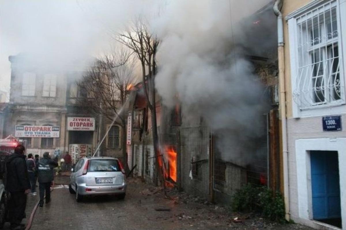 İzmir&rsquo;de Korkutan Yangın