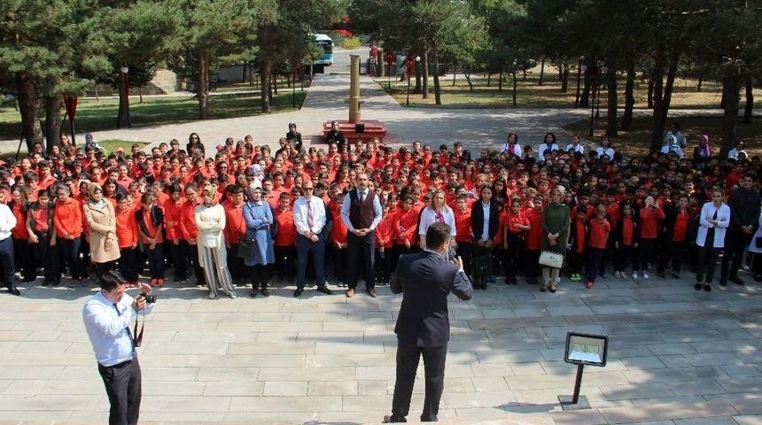 Atat&uuml;rk &Uuml;niversitesi Vakıf Okulları &Ouml;ğrencileri, İlk Dersi Kars Kapı Şehitliği&rsquo;nde Yaptı
