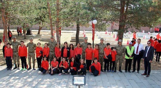 Atatürk Üniversitesi Vakıf Okulları Öğrencileri, İlk Dersi Kars Kapı Şehitliği’nde Yaptı