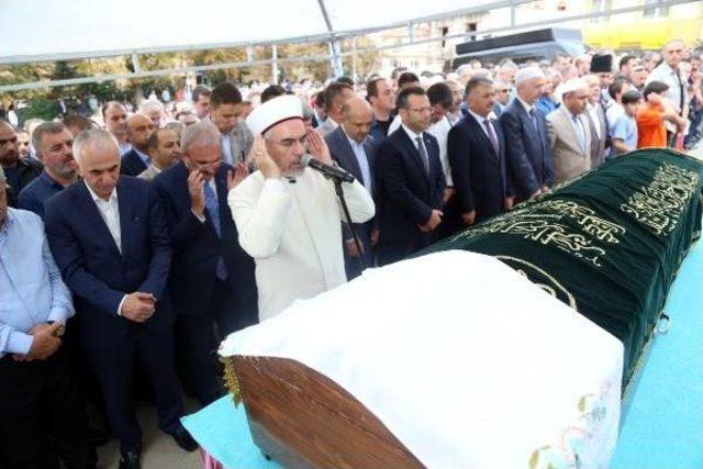 Kocaeli Belediye Başkanı Karaosmanoğlu nun Babası Toprağa Verildi 3