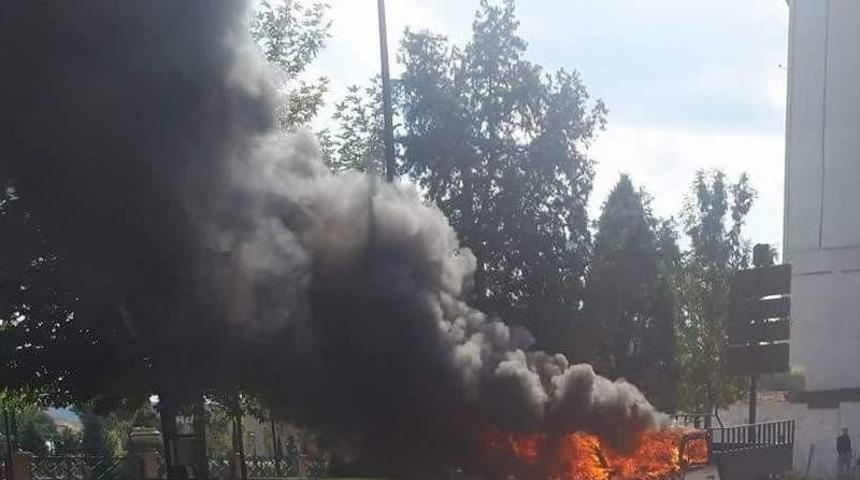 Trafikte Seyreden Ara&ccedil; Alev Alev Yandı