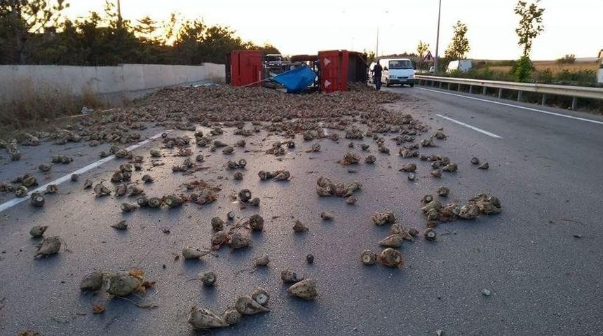 Trakt&ouml;r Devrildi, Yolu Pancarlar Kapladı