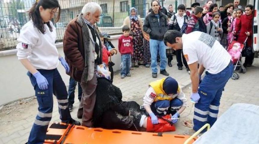 İnşaattan d&uuml;şen tuğlalarla yaralandı