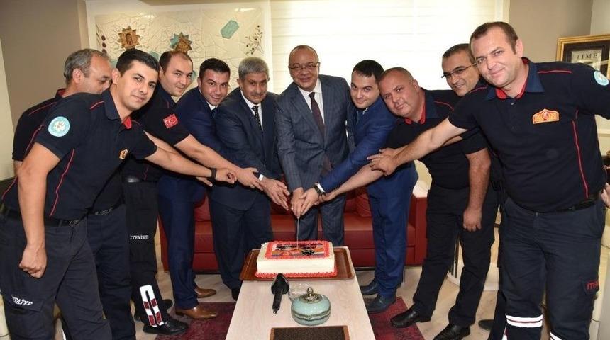 Başkan Erg&uuml;n İtfaiyecilerle Birlikte Pasta Kesti
