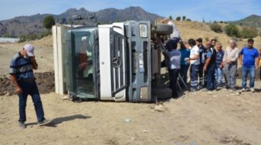 Osmancık&rsquo;ta Harfiyat Kamyonu Devrildi