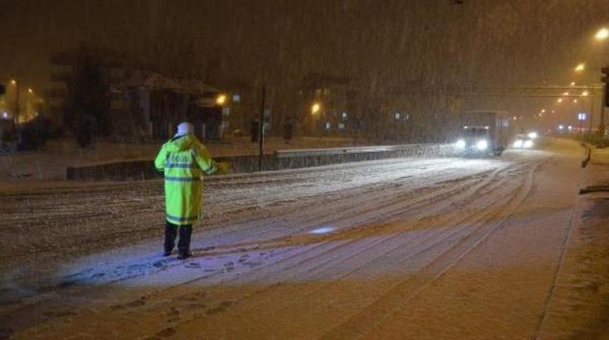 İzmir-Ankara Karayoluna Kar Engeli