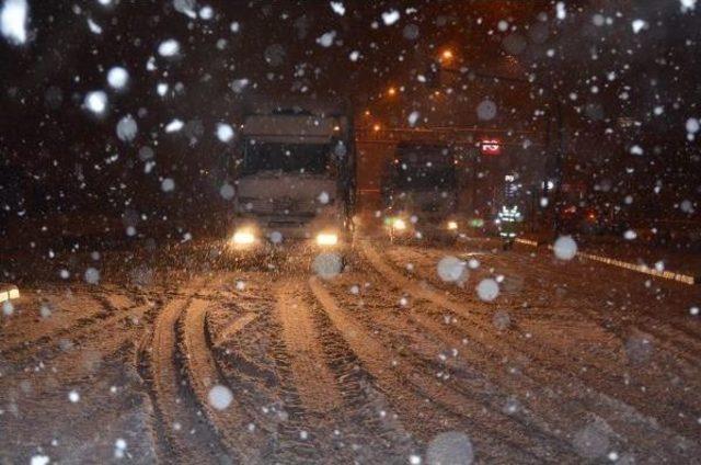 İzmir-Ankara Karayoluna Kar Engeli