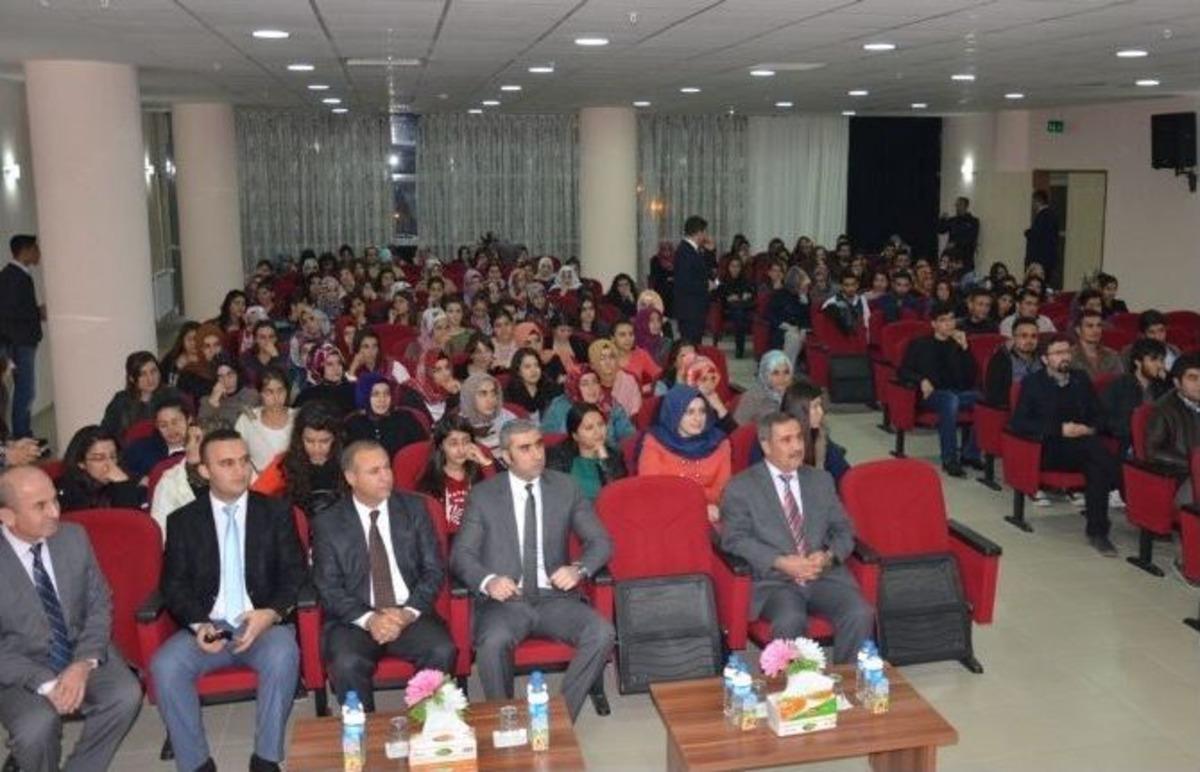 Vali Tapsız, &Uuml;niversite &Ouml;ğrencileriyle Buluştu