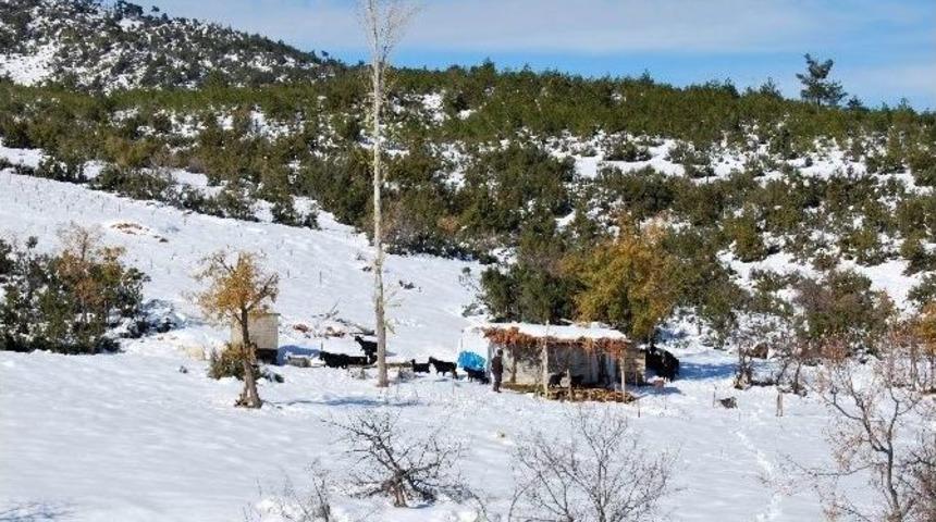 Yaylada Mahsur Kalan &Ccedil;obanlar Kurtarıldı