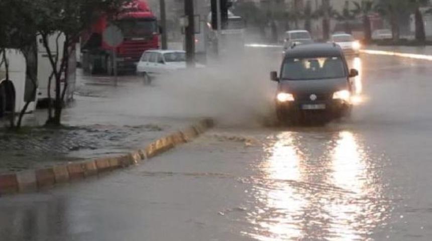 Turgutlu'da Sokak Ve Caddeler Suyla Dolup Taştı