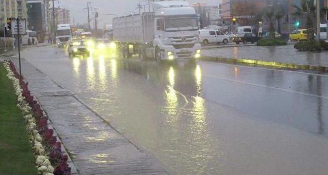 Turgutlu'da Sokak Ve Caddeler Suyla Dolup Taştı