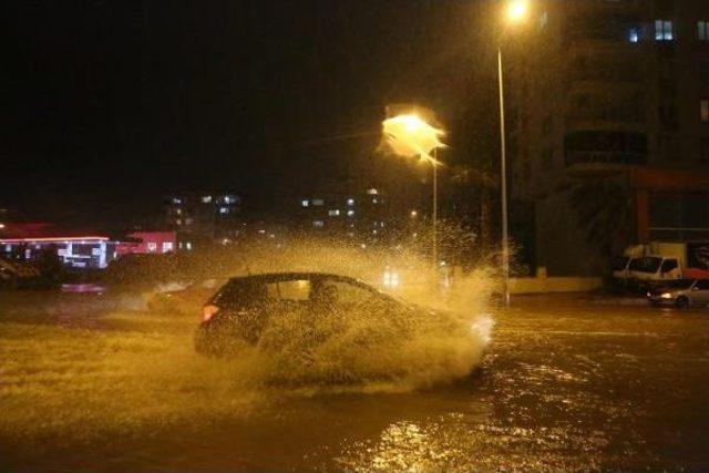 Antalya’Da Sağanak Hayatı Olumsuz Etkiledi