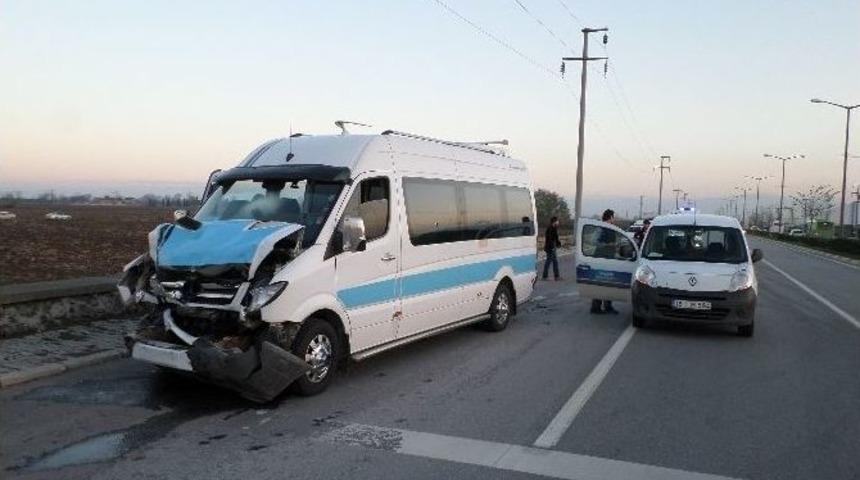 Yolcu Minib&uuml;s&uuml; K&ouml;peğe &Ccedil;arpmamak İ&ccedil;in Duran Panelvana &Ccedil;arptı: 6 Yaralı