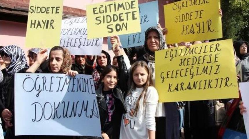 &Ouml;ğretmene Bı&ccedil;akla Saldıran Kadın Velinin Serbest Bırakılması Protesto Edildi