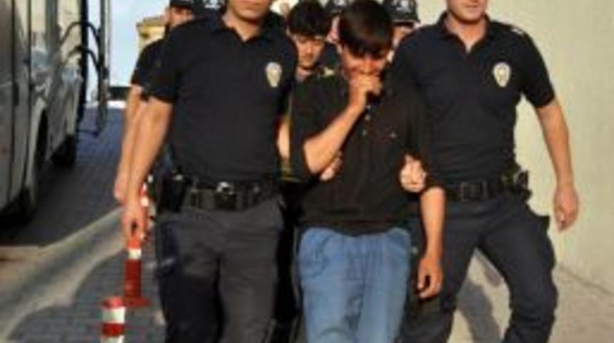 25 Ka&ccedil;ak Yakalandı