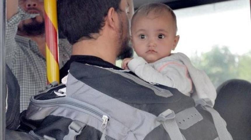 Ka&ccedil;ak Yollarla Gelen 130 Uygur T&uuml;rk&uuml;, Kayseri'ye Getirildi