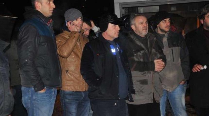 Sakarya'da 3 G&uuml;nd&uuml;r Elektrikleri Kesik Olan Mahalleli Elektrik Kurumu Bastı