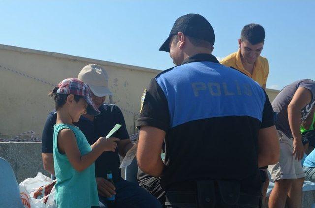 G&uuml;venli, Şiddetsiz Futbol İ&ccedil;in Broş&uuml;r Dağıtıldı 1