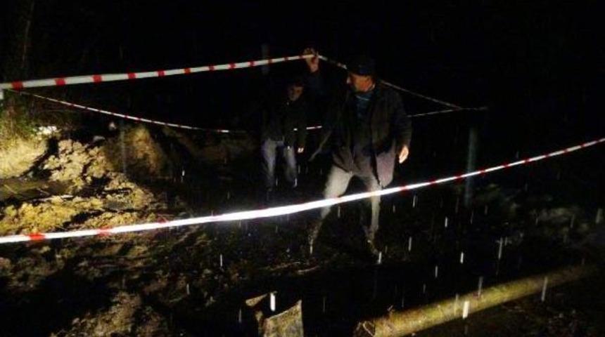 Zonguldak'ta Heyelandan Bir Ev Hasar G&ouml;rd&uuml;, Yol Ulaşıma Kapandı