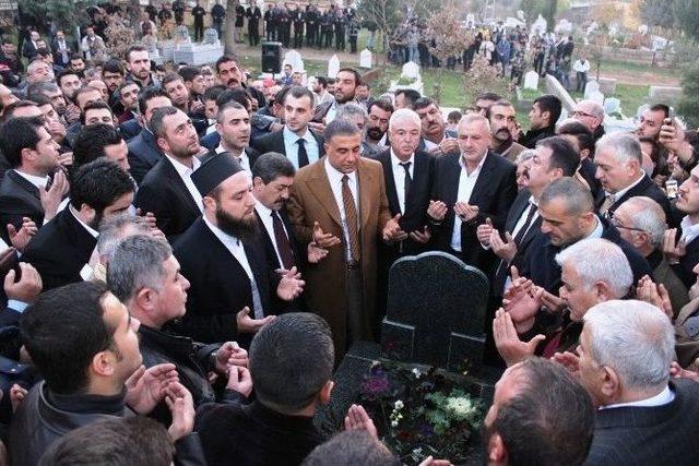 Sedat Peker, Avukatının Mezarını Ziyaret Etti