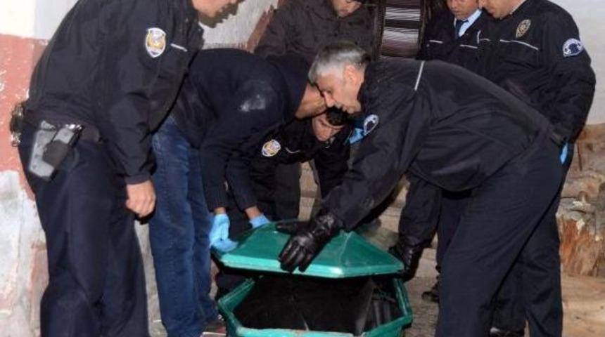 2 &Ccedil;ocuk Annesi, Evinde Boğazı Kesilerek &Ouml;ld&uuml;r&uuml;lm&uuml;ş Olarak Bulundu