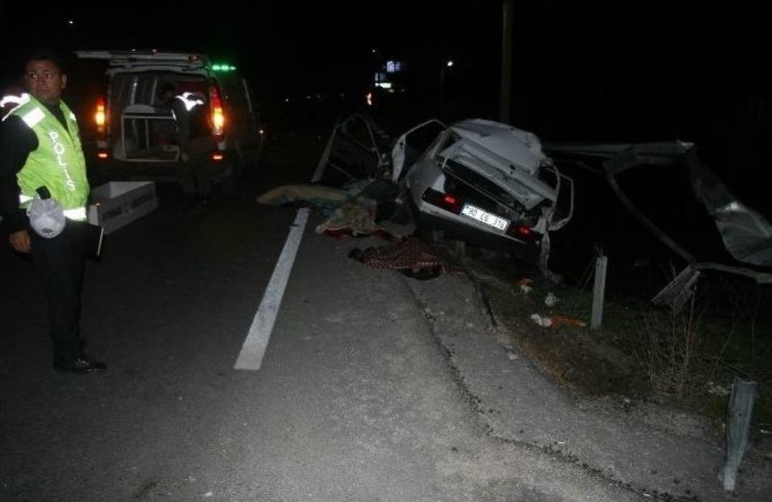 Otomobil Bariyerlere Saplandı: 3 &Ouml;l&uuml;, 3 Yaralı