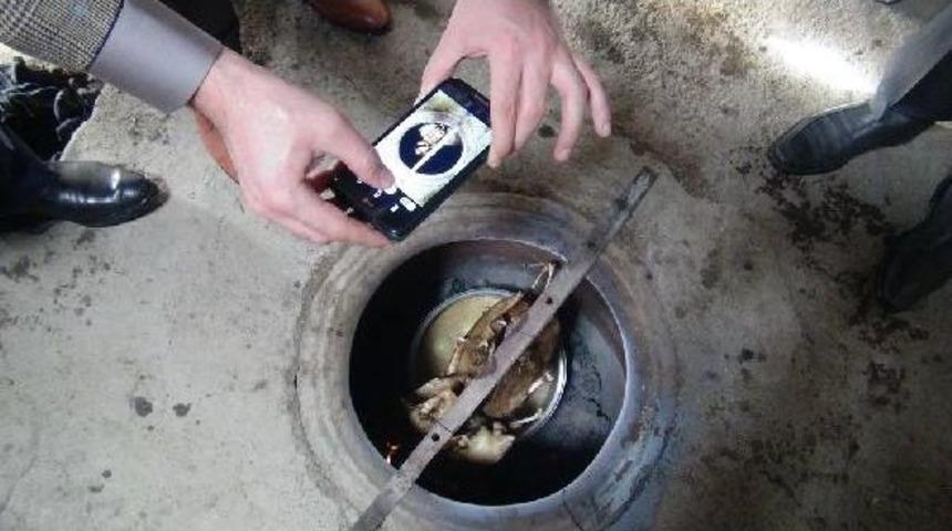 Muhtar, K&ouml;ye Gelen Kaymakama Tandırda Kaz Ikram Etti