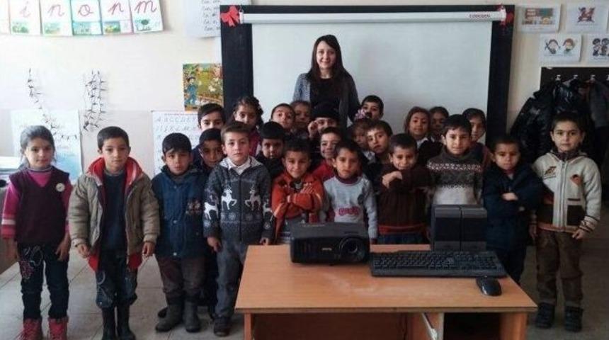 Bah&ccedil;edere İlkokuluna Projeksiyon Cihazı