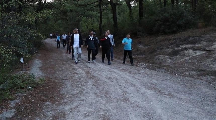 Kurum M&uuml;d&uuml;rleri Vali Eşliğinde G&uuml;n&uuml;n Stresini Akşam Sporu İle Attı