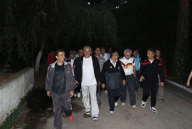 Kurum M&uuml;d&uuml;rleri Vali Eşliğinde G&uuml;n&uuml;n Stresini Akşam Sporu İle Attı 1