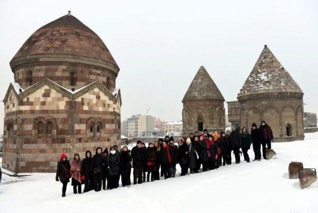 'yürüyen Budalalar' Erzurum'da