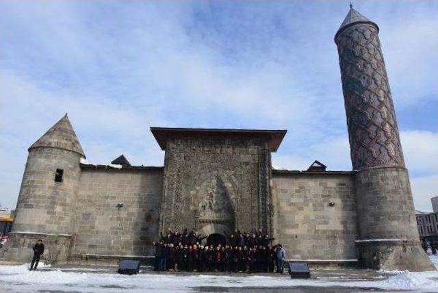 'yürüyen Budalalar' Erzurum'da