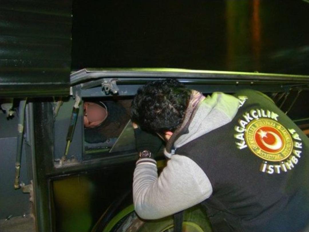 Otob&uuml;s&uuml;n Bagajındaki Gizli B&ouml;lmeden 4 Ka&ccedil;ak G&ouml;&ccedil;men &Ccedil;ıktı