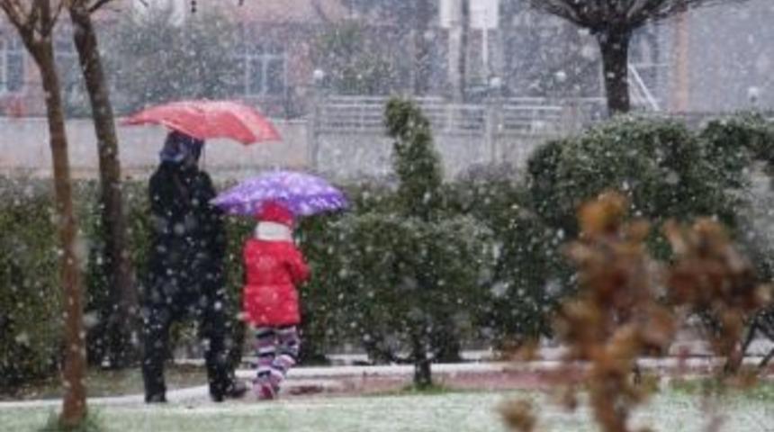 Manisa&rsquo;da Kar Yağışı Eğitimi Vurdu