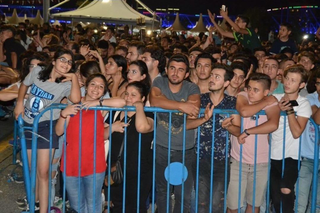 Seyirciler Sahneye H&uuml;cum Etti, Aleyna Tilki Sahneyi Terk Etti