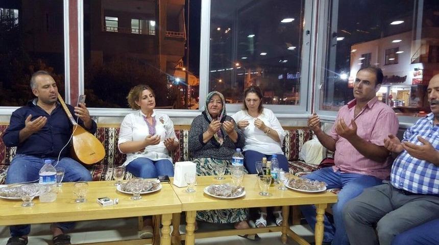 Neşet Ertaş T&uuml;rk&uuml;leriyle Anıldı