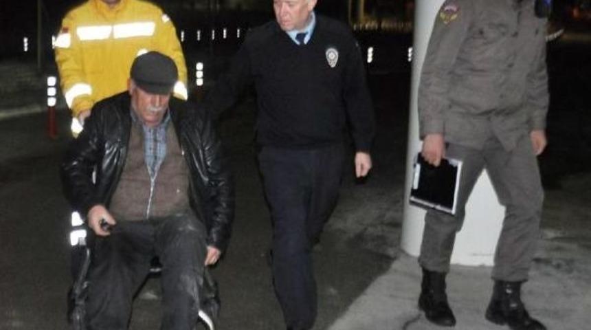 Kadın M&uuml;şterisini Koruyan Taksici Bı&ccedil;aklandı