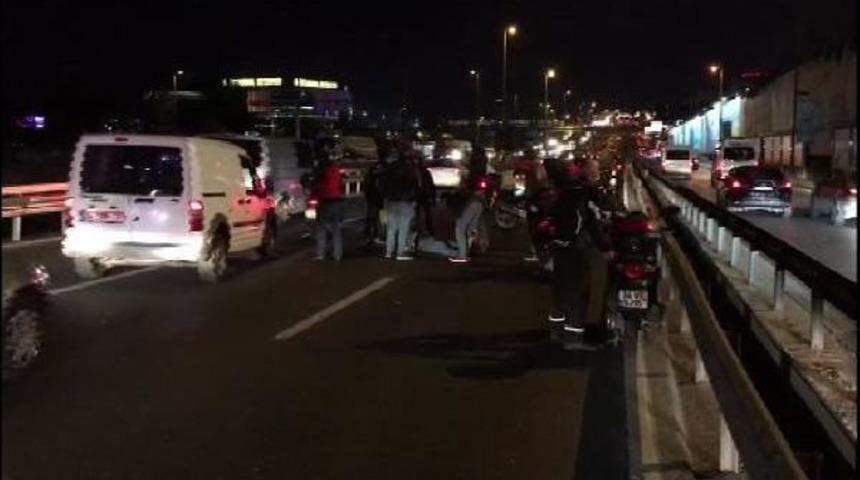 Bah&ccedil;elievler'de Motosiklet Kazası: 1 Yaralı