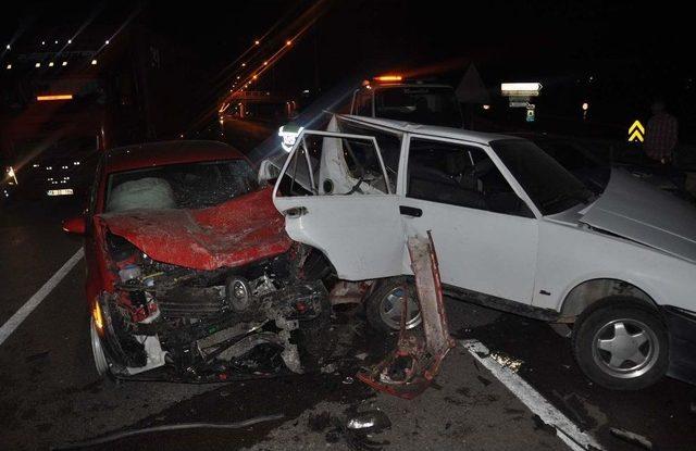 Zincirleme Kazada Otomobil Hurdaya D&ouml;nd&uuml;: 1 Yaralı 1