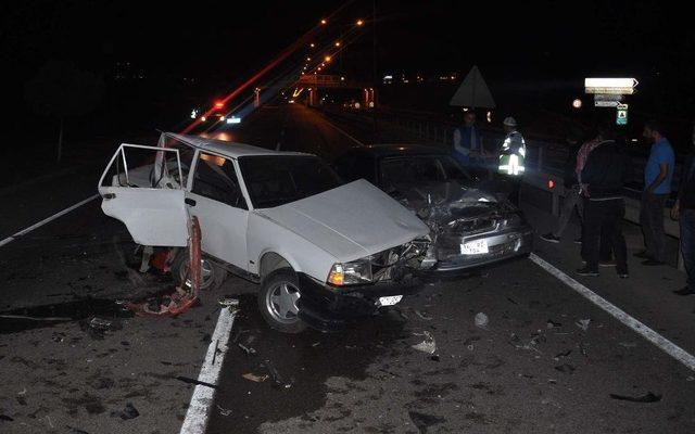 Zincirleme Kazada Otomobil Hurdaya D&ouml;nd&uuml;: 1 Yaralı 2