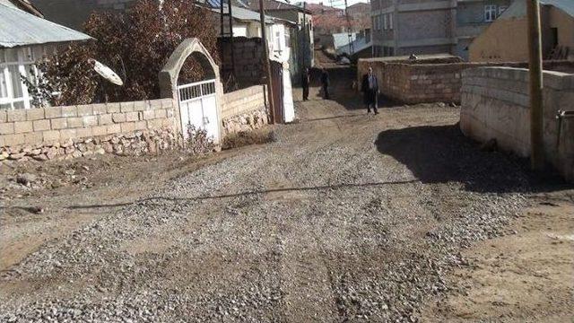 Özalp Belediyesi’nin Yol Yapım Çalışmaları Devam Ediyor