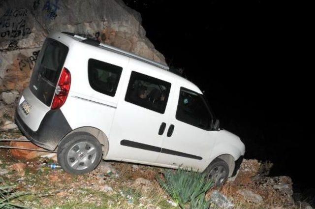 U&ccedil;uruma S&uuml;rd&uuml;ğ&uuml; Ara&ccedil;, Kaya Par&ccedil;asına Asılı Kaldı 1