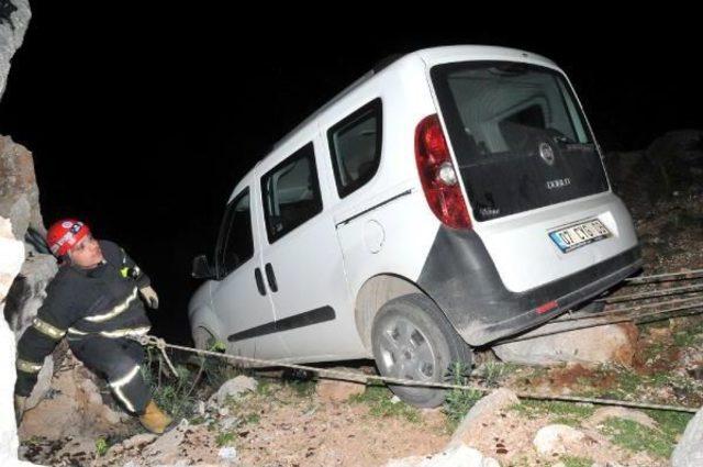 U&ccedil;uruma S&uuml;rd&uuml;ğ&uuml; Ara&ccedil;, Kaya Par&ccedil;asına Asılı Kaldı 2