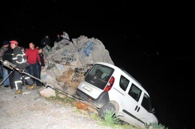 U&ccedil;uruma S&uuml;rd&uuml;ğ&uuml; Ara&ccedil;, Kaya Par&ccedil;asına Asılı Kaldı 3