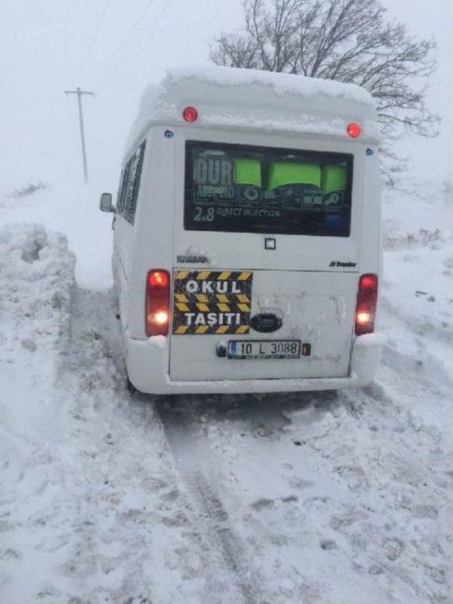 Savaştepe'de Kar Yağışı Ulaşımı Olumsuz Etkiliyor