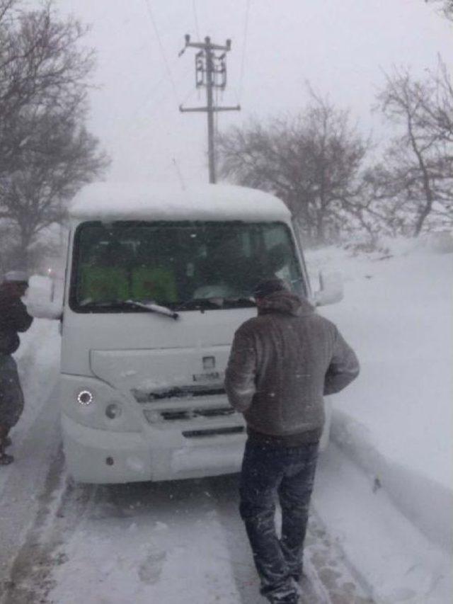 Savaştepe'de Kar Yağışı Ulaşımı Olumsuz Etkiliyor